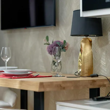 Klimatyczne Z Biurkiem W Poznaniu By Renters Apartment